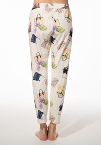 Witte pyjamabroek met een kleurrijke print van verschillende handtassen, waaronder schetsen en aquarelaccenten, met een elastische tailleband.