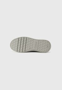 Semelle de chaussure grise avec un motif en diamant surélevé, marquée "Gabor." Comprend des rainures pour la flexibilité et une surface texturée pour l'adhérence.