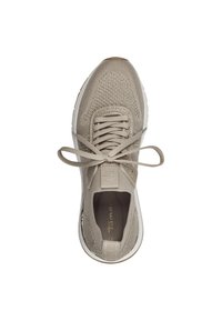 Chaussure de sport beige à texture tissée, avec un bout rond, des lacets plats et une semelle rembourrée. Présente un patch logo près de la languette.