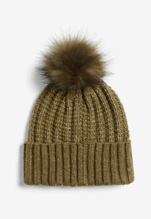 Olijfgroene gebreide muts met een ribbelmanchet en een grote, fluffy bruine pompon bovenop, met een gestructureerd garenpatroon overal.