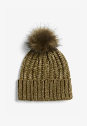 Olijfgroene gebreide muts met een ribbelmanchet en een grote, fluffy bruine pompon bovenop, met een gestructureerd garenpatroon overal.