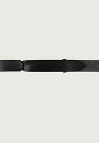 Cintura in pelle nera con una texture liscia, caratterizzata da una punta affusolata e un unico anello di regolazione. Design semplice ed elegante.