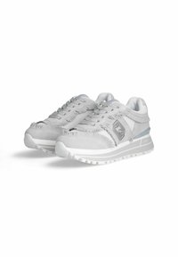 Sneaker grigie chiare realizzate in tessuto testurizzato, con bordi sfilacciati e un accento riflettente. Presentano un design con lacci e una suola bianca spessa.
