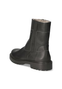 Schwarze Leder-Stiefelette mit strukturierter Oberfläche, elastischen Seitenpaneelen und dickem Gummisohle. Verfügt über weiße Nähte und weiche Innenauskleidung.