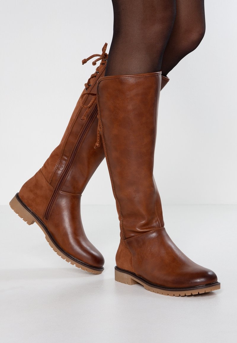 Brązowe kozaki do kolan wykonane z teksturowanej skóry, z bocznym suwakiem i sznurówkami na górze. Gruba, jasna, gumowa podeszwa.