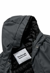 Giacca a cappuccio grigia con un esterno liscio, foderatura nera trapuntata, chiusura con zip e un'etichetta ben visibile che legge "Bomboogie" all'interno.