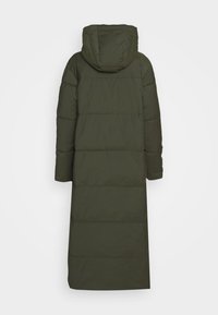 Abrigo de invierno acolchado de color verde oliva largo con capucha, visto desde atr�ás, que presenta líneas de puntadas horizontales y mangas largas.