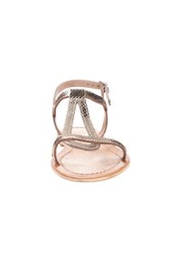 Metalen gouden platte sandaal met een T-band ontwerp, van leer, met textuurdetails en een gespsluiting op een verstelbare enkelriem.