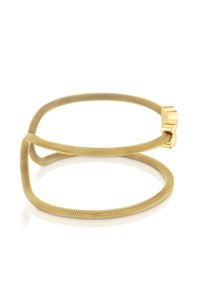 Pulsera de malla dorada con un diseño flexible. Presenta una forma suave y redondeada y un detalle de cierre, mostrando una superficie fina y texturizada.