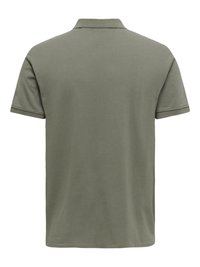 Vue arrière d'un polo uni vert olive à manches courtes avec col, présenté sur fond blanc.