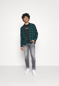 Wrangler LARSTON - Calças de ganga justas - dusty black