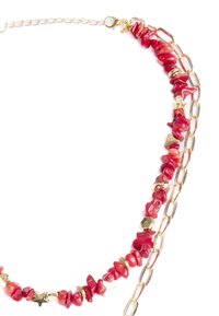 Collana di perline di gemme rosse con accenti dorati e dettagli di catena collegata, caratterizzata da forme e dimensioni irregolari in un design a strati.