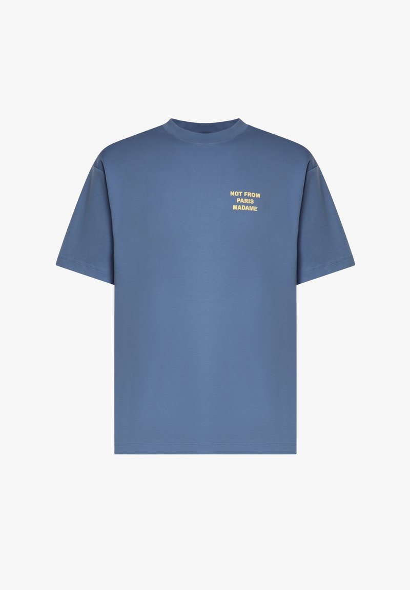 Blå t-shirt med korte ærmer og rund halsudskæring med gul tekst på venstre bryst, der lyder "NOT FROM PARIS MADAME".