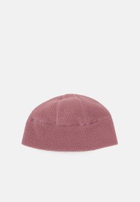Rosa fleece-hatt med rund form, teksturert overflate, med sydd sømmer og et enkelt, utrykt design.