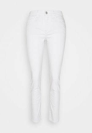 Weiße Slim-Fit-Jeans mit vorderer Knopfleiste und Reißverschluss, vorne und hinten Taschen, auf schlichtem Hintergrund dargestellt.