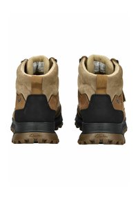 Botas de senderismo de ante marrón y goma negra con un cuello acolchado, suela texturizada y tira de agarre. Logo visible en el talón.