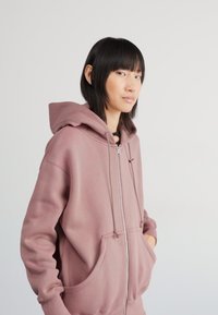 Nike Sportswear HOODIE - Majica s kapuljačom i patentnim zatvaračem - smokey mauve