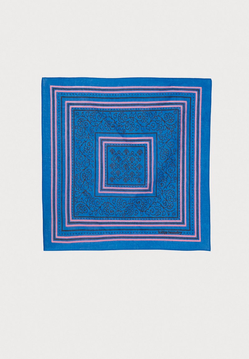 Vierkante sjaal in levendig blauw met complexe bloemenpatronen, omrand door roze en zwarte strepen. Gemaakt van lichtgewicht, gestructureerde stof.