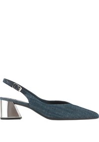 Denimové slingback boty s špičatou špičkou, kovovým blokovým podpatkem a nastavitelným páskem kolem kotníku. Tmavě modrá barva s texturovaným povrchem.