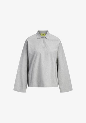 Camisa polo de manga larga gris hecha de tela suave, con un corte ligeramente holgado, un collar, dos botones y una etiqueta de logo en amarillo.