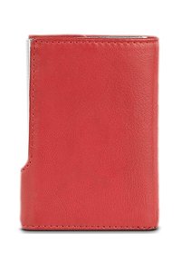 Cartera de cuero rojo con textura suave, forma rectangular y una abertura lateral para facilitar el acceso. Presenta costuras cuidadas y herrajes plateados.