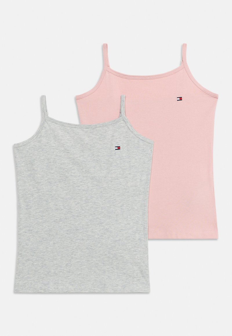 Deux camisoles sans manches avec des bretelles fines, une rose clair et une gris clair, toutes deux avec un petit logo rectangulaire sur la poitrine.