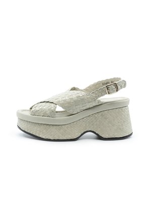 Sandalo platform in pelle intrecciata color bianco sporco con cinturini incrociati, cinturino posteriore regolabile con fibbia e tacco zeppa spesso e testurizzato.