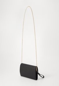 Borsa a tracolla nera realizzata in materiale liscio con una texture intrecciata su un lato. Presenta una tracolla in catena dorata e un attacco per polso.