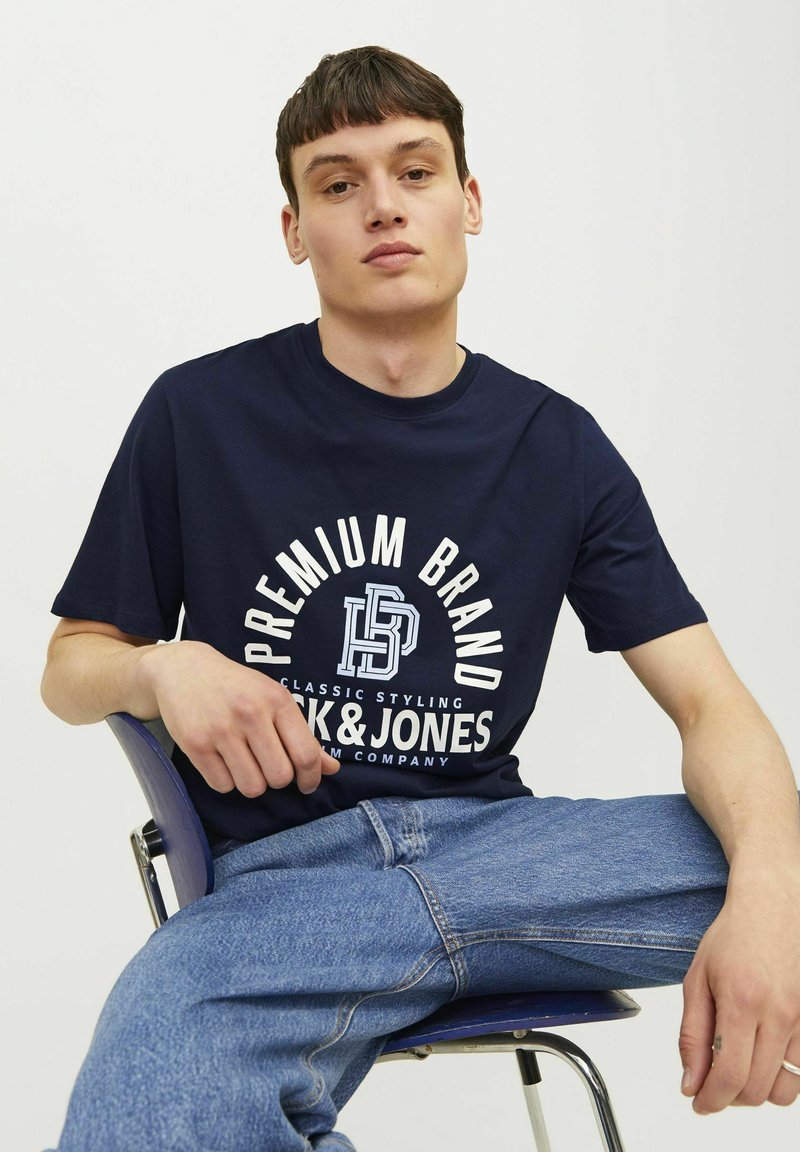 Jack & Jones JCOBOOSTER SS CREW NECK JUN - Camiseta Estampada - Navy
