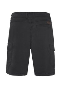 Short cargo noir avec poches à rabat à l'arrière et sur les côtés, passants pour ceinture, et une petite étiquette de marque au-dessus de la poche arrière droite.
