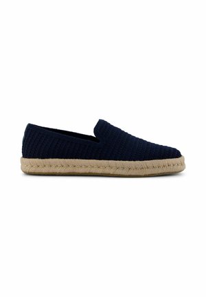 Marineblauwe gebreide slip-on espadrille met beige gevlochten koordzool en lage hak, zijaanzicht op witte achtergrond.