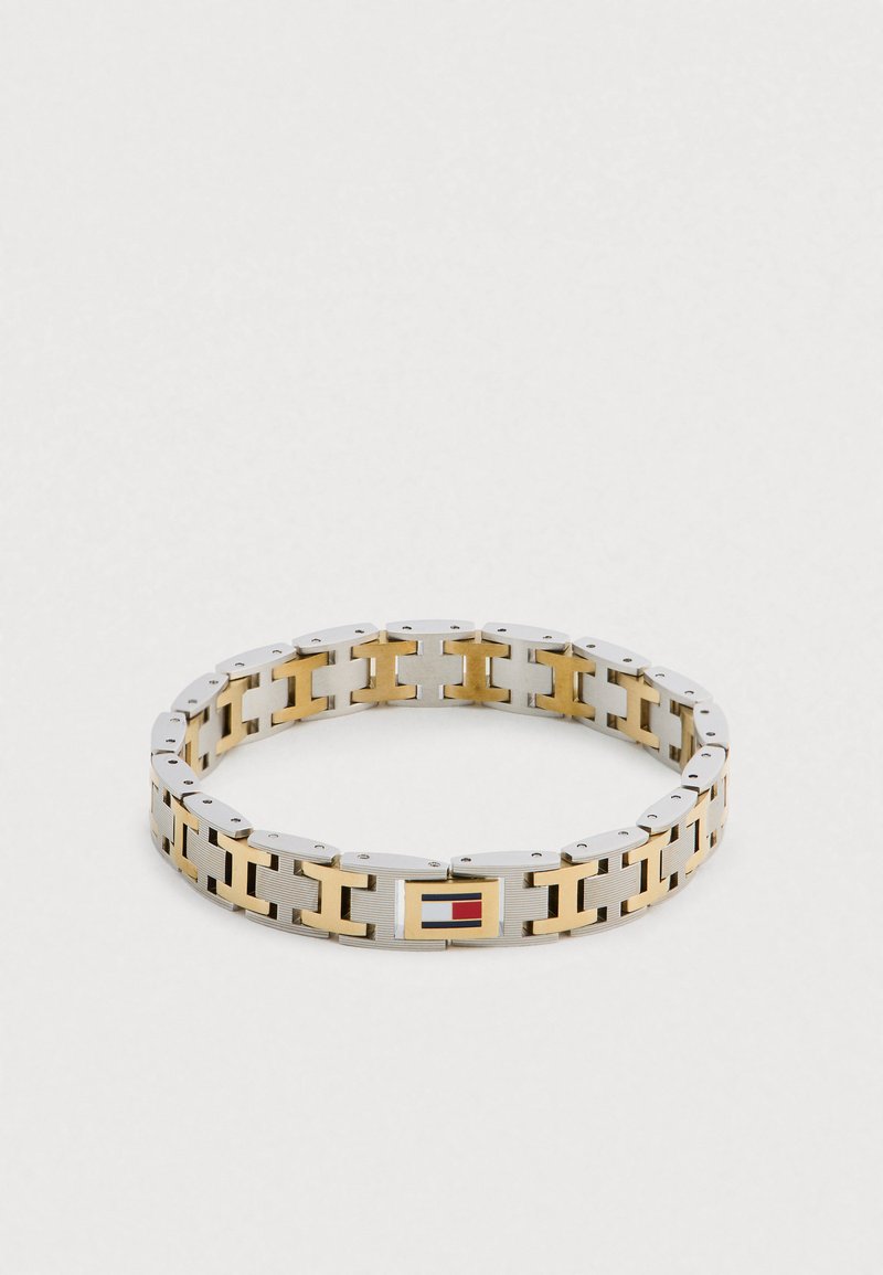 Brățară din oțel inoxidabil cu zale aurii și argintii alternante, având o închizătoare dreptunghiulară cu accente roșii și bleumarin.