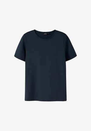 T-shirt bleu marine à manches courtes avec col rond, design uni et étiquette de marque visible à l'intérieur du col.