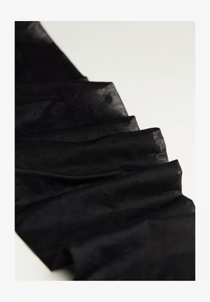 Zwarte netstof, lichtgewicht en doorschijnend, met een iets gestructureerd oppervlak. Geplaatst in overlappende plooien, wat een zachte drape-effect creëert.