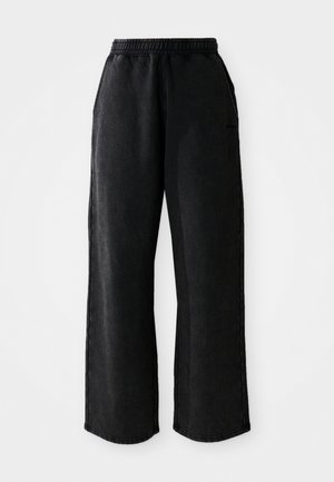 Černé džíny jogger kalhoty s elastickým pasem, širokými nohavicemi a postranními kapsami. Vyznačují se hladkým povrchem a kontrastním šitím.