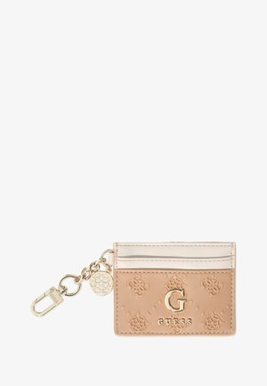 Tan cardholder made of textured faux leather, featuring a logo, gold-tone hardware, and a chain with a decorative charm. 두 개의 카드 슬롯이 있습니다.
