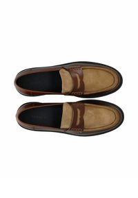 Ruskeat nahka- ja beiget mokkanahkaiset loafersit, joissa on ommeltu kuvio, slip-on-tyyli ja musta kumipohja. Brändilogot painettu sisäpuolelle.