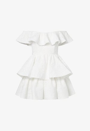 Λευκό φόρεμα με αποκαλυπτικούς ώμους, στρώσεις με βολάν και ανάγλυφο floral μοτίβο, φούστα με καμπάνα και υφή υφάσματος.