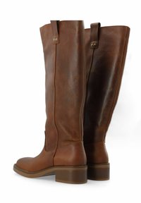 Botas altas de cuero marrón con un acabado suave, puntera redonda y tacón bajo apilado. Cuentan con detalles laterales y un diseño minimalista.