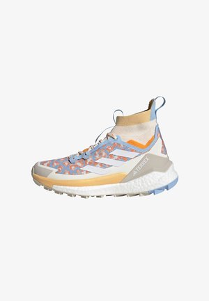 High-top sneaker med blå og orange leopardmønster, hvide striber, beige ankelsok, polstret sål og "TERREX" mærkning på hælen.