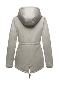 Lichtgrijze damesjas met capuchon, getailleerde taille en koord onderaan. Gemaakt van zachte stof en met geribde mouwen. Logo weergegeven op de mouw.