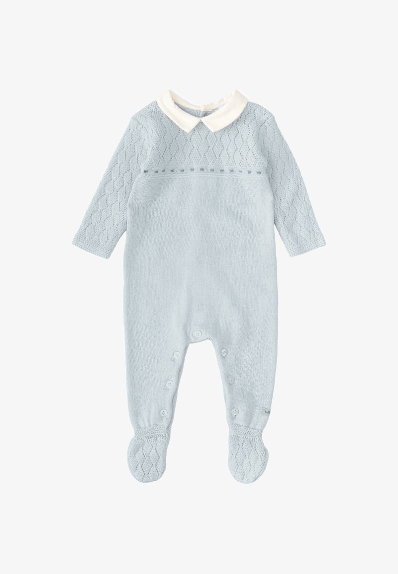 Un overol de punto azul claro con un cuello color crema, mangas con patrón de diamantes y cierres a presión en las piernas.