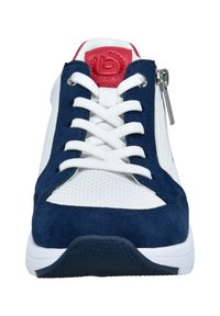 Blaue Wildleder- und weiße synthetische Sneakers mit weißen Schnürsenkeln, rotem Akzent an der Zunge, seitlichem Reißverschluss und perforierter Textur im Obermaterial.