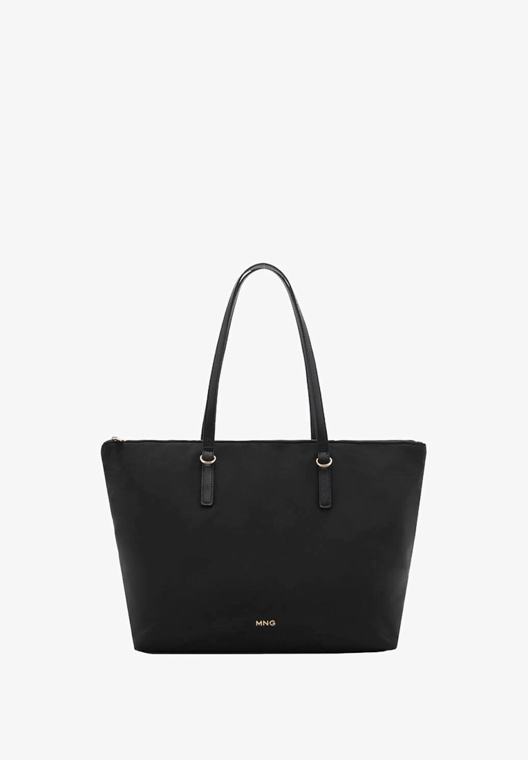 Schwarze Tragetasche mit zwei langen Griffen, aus glattem Material. Sie verfügt über ein goldenes "MNG"-Logo am Boden und einen Reißverschluss.