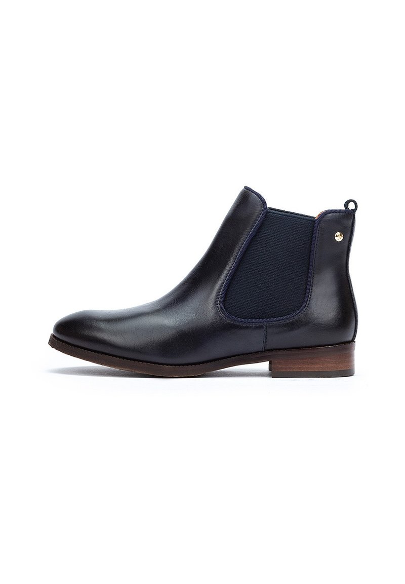 Bottine en cuir noir avec des panneaux élastiques sur les côtés, bout rond, petit talon en bois et détail doré près de l'arrière.