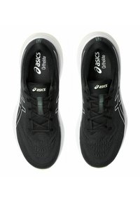 Zapatillas deportivas negras con un diseño de malla, detalles en blanco y una suela texturizada. Presenta el logo de ASICS y la marca de plantilla Ortholite.