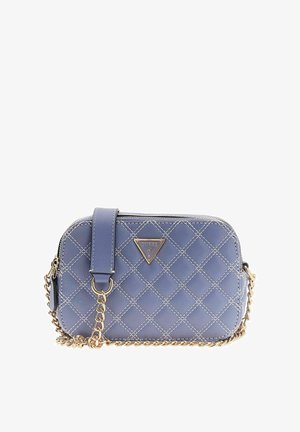 Sac bandoulière en cuir synthétique bleu clair, présentant un motif matelassé en losanges, des garnitures dorées, une bandoulière chaîne et un détail de logo triangulaire.