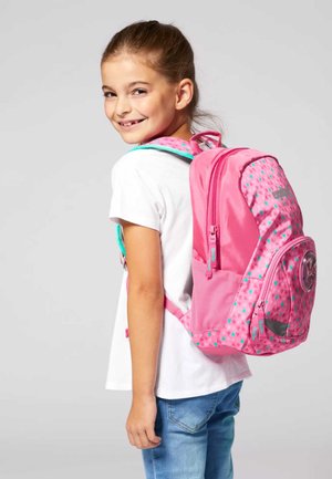 Rosa Rucksack mit türkisfarbenen Akzenten, geometrischen Mustern und mehreren Reißverschlusstaschen. Hergestellt aus strapazierfähigem Stoff mit gepolsterten Trägern.