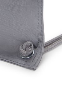 Grå tygpung med en texturerad yta, försedd med en silverögla och en spiralkabel som detalj. Dragkedjestängning längs ena kanten.
