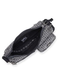 Borsa grigia a motivo con chiusura a zip, dotata di interni neri, clip per portachiavi e dettagli in metallo. Design compatto e funzionale.